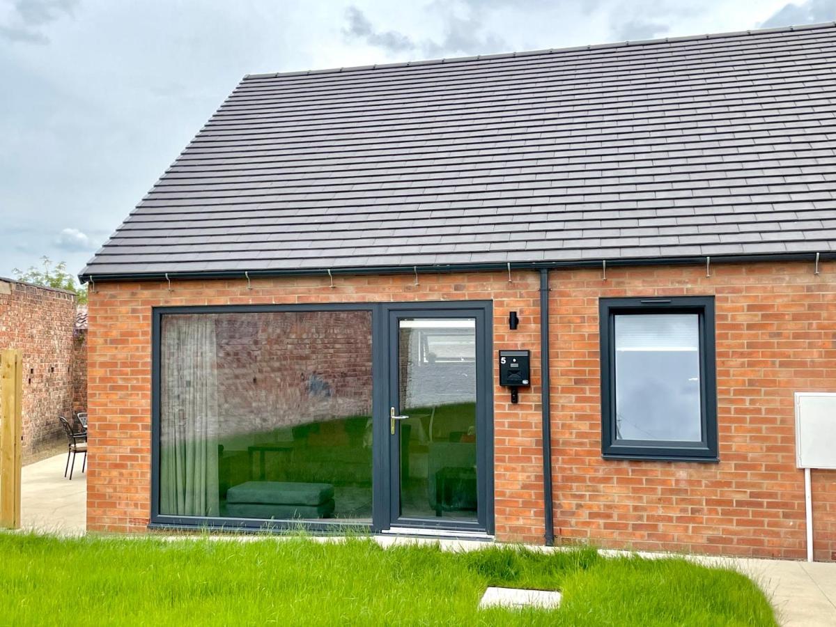 Garden View - 2 Bedroom Bungalow * York
